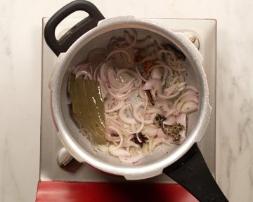 saute sliced onion