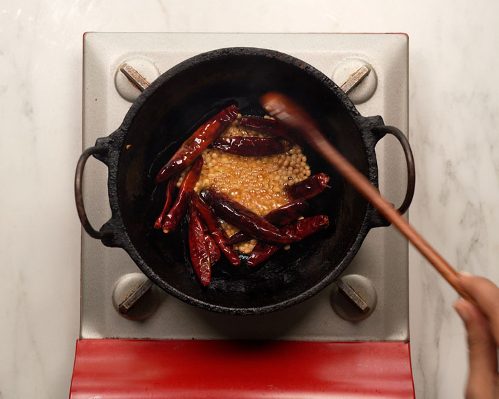 roast urad dal, chilli